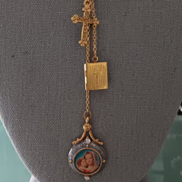 1928 JEWELRY SYMBOLS OF FAITH 14KT GP Mary & Child/Bible/Cross Charm Necklace